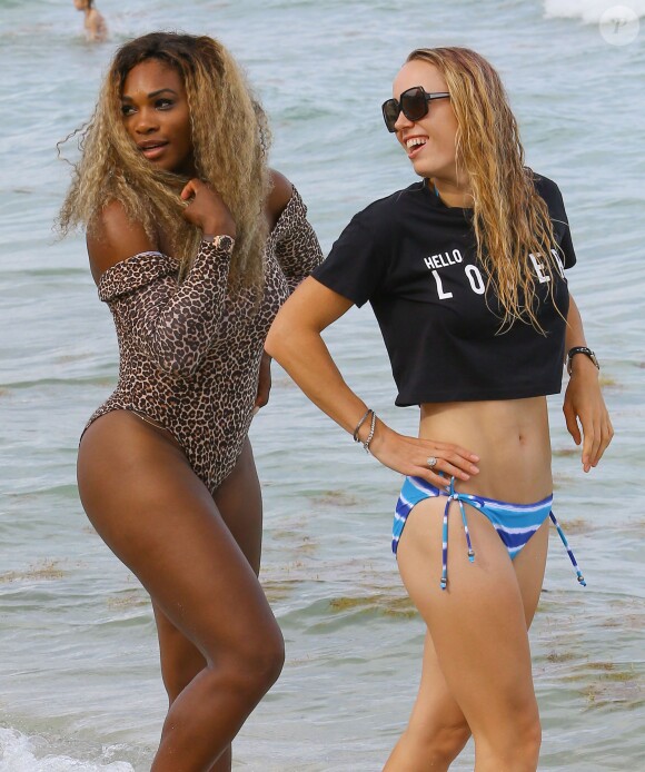 Serena Williams et Caroline Wozniacki profitent du beau temps sur une plage à Miami, le 31 mai 2014.
