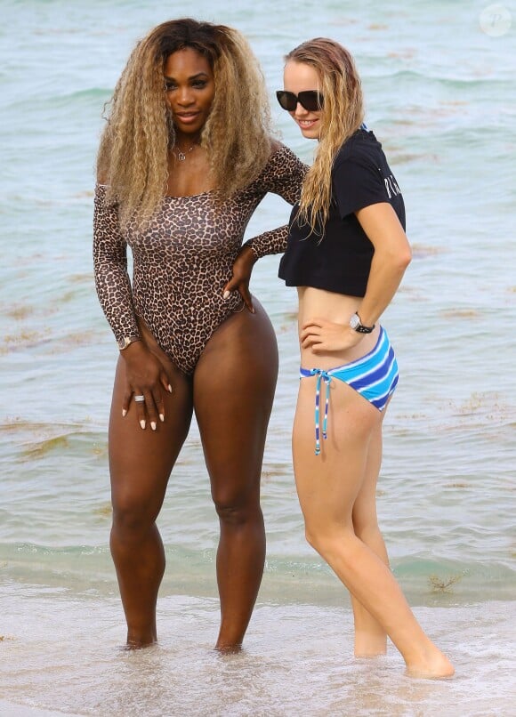 Serena Williams et Caroline Wozniacki profitent du beau temps sur une plage à Miami, le 31 mai 2014.