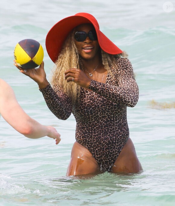 Serena Williams joue au rugby dans la mer à Miami, le 31 mai 2014.