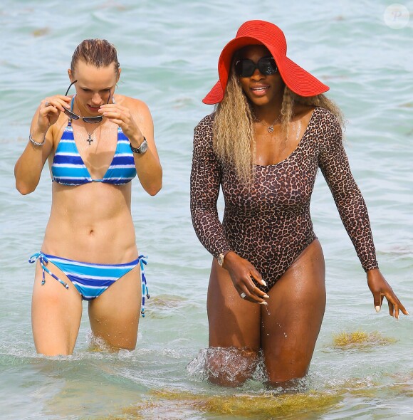 Serena Williams et Caroline Wozniacki profitent du beau temps sur une plage à Miami, le 31 mai 2014.