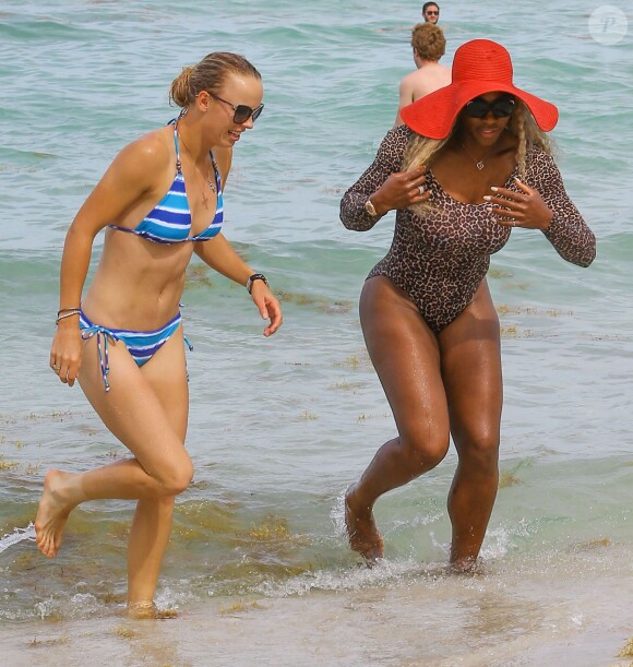 Serena Williams et Caroline Wozniacki profitent du beau temps sur une plage à Miami, le 31 mai 2014.
