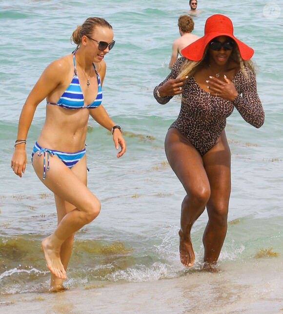 Serena Williams et Caroline Wozniacki profitent du beau temps sur une plage à Miami, le 31 mai 2014.