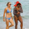 Serena Williams et Caroline Wozniacki profitent du beau temps sur une plage à Miami, le 31 mai 2014.