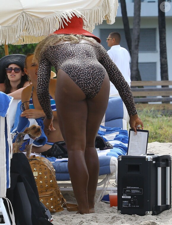 Serena Williams et Caroline Wozniacki profitent du beau temps sur une plage à Miami, le 31 mai 2014.