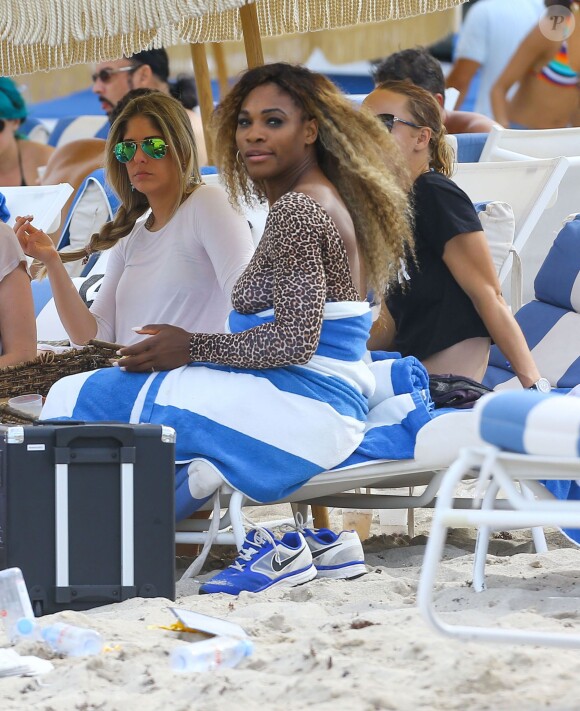 Serena Williams et Caroline Wozniacki profitent du beau temps sur une plage à Miami, le 31 mai 2014.