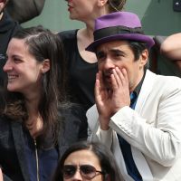 Roland-Garros : Ariel Wizman et Osnath, jeunes parents, roucoulent en tribune