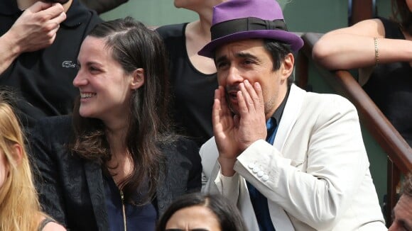 Roland-Garros : Ariel Wizman et Osnath, jeunes parents, roucoulent en tribune