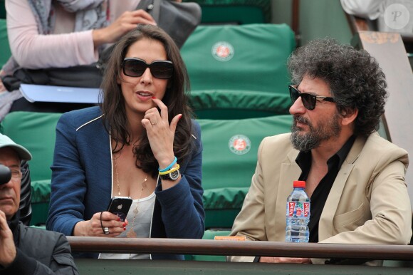 Radu Mihaileanu et sa compagne aux Internationaux de France de tennis de Roland-Garros à Paris, le 1er juin 2014.
