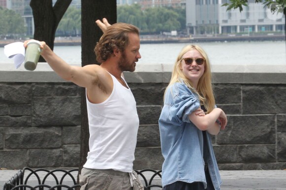 Dakota Fanning et Peter Sarsgaard sur le tournage de Very Good Girls à New York en juillet 2012.