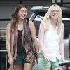 Elizabeth Olsen et Dakota Fanning sur le tournage de Very Good Girls à New York en juillet 2012.