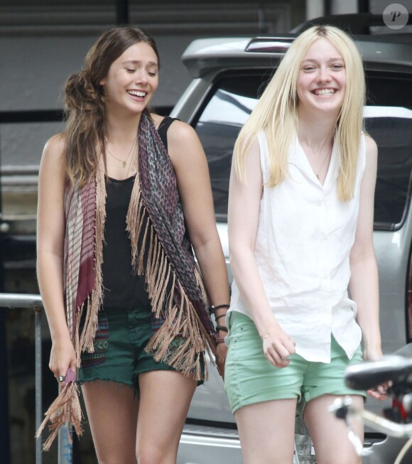 Elizabeth Olsen et Dakota Fanning sur le tournage de Very Good Girls à New York en juillet 2012.
