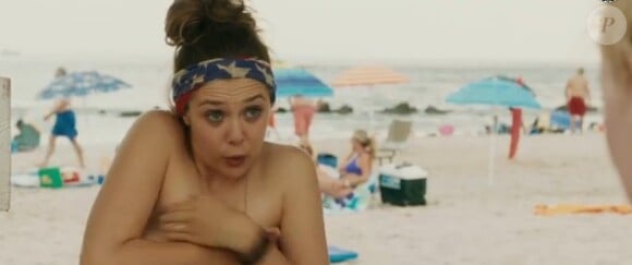Elizabeth Olsen topless dans Very Good Girls.