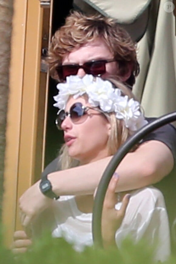 Emma Roberts et son fiancé Evan Peters profitent du soleil de Maui. Hawaï, le 3 juin 2014.