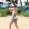 Emma Roberts, surprise sur une plage de Maui lors d'un après-midi détente avec son fiancé Evan Peters. Hawaï, le 3 juin 2014.