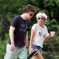 Emma Roberts et Evan Peters : En vacances à Hawaï, les amoureux se relaxent