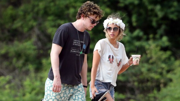 Emma Roberts et Evan Peters : En vacances à Hawaï, les amoureux se relaxent