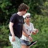 Emma Roberts et son fiancé Evan Peters profitent d'une belle journée sur une plage de Maui. Hawaï, le 3 juin 2014.