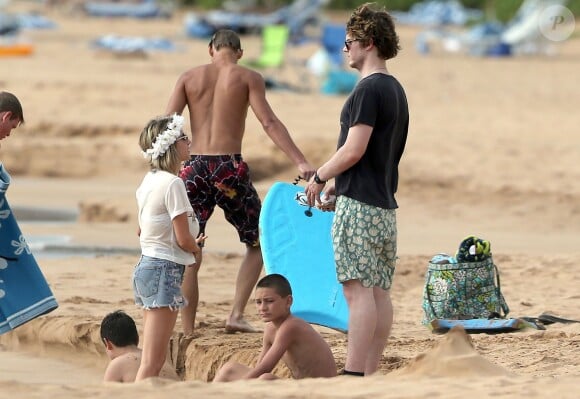 Emma Roberts et son fiancé Evan Peters passent leur après-midi sur une plage de Maui. Hawaï, le 3 juin 2014.