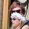 Emma Roberts et son fiancé Evan Peters profitent d'une belle journée sur une plage de Maui. Hawaï, le 3 juin 2014.