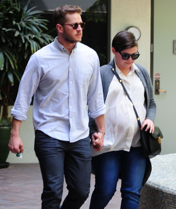 Exclusif - Ginnifer Goodwin (enceinte), accompagnée de son mari Josh Dallas, est allée faire un bilan de santé dans un centre médical à Beverly Hills. Le 8 mai 2014.