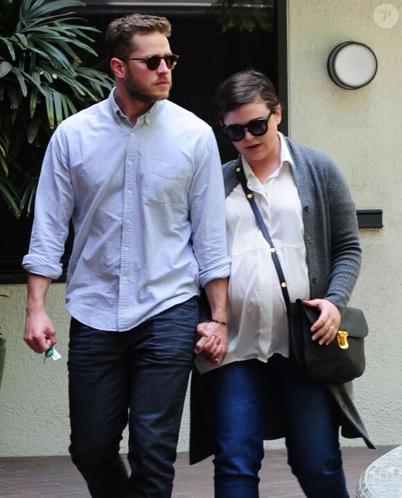Exclusif - Ginnifer Goodwin (enceinte), accompagnée de son mari Josh Dallas, dans les rues de Beverly Hills. Le 8 mai 2014.