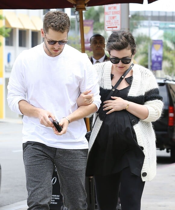Ginnifer Goodwin (enceinte) et son mari Josh Dallas, main dans la main, à la sortie d'un centre médical à Santa Monica, le 5 mai 2014.