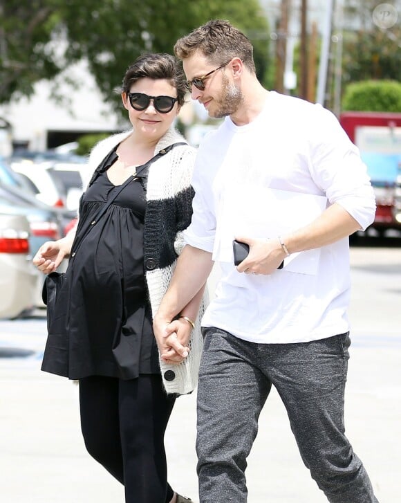 Ginnifer Goodwin (enceinte) et son mari Josh Dallas, main dans la main, à la sortie d'un centre médical à Santa Monica, le 5 mai 2014.