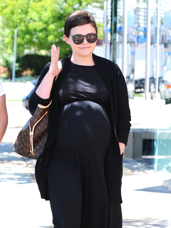 Ginnifer Goodwin (très enceinte) se promène avec une amie à West Hollywood, le 28 avril 2014. 