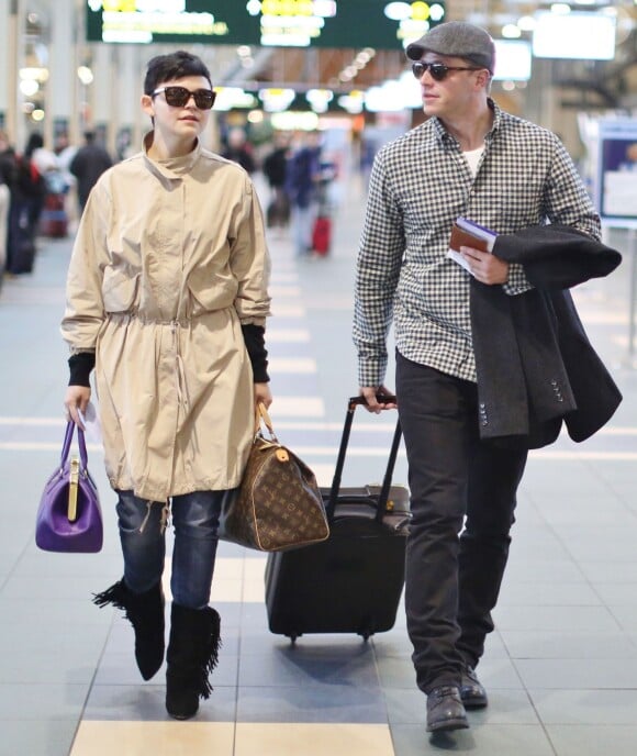 Exclusif - Ginnifer Goodwin et son compagnon Josh Dallas arrivent à l'aéroport de Vancouver pour prendre un avion pour aller passer le week-end de Pâques. Le 29 mars 2013.