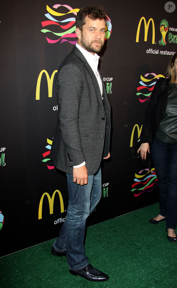 Joshua Jackson assiste à la soirée FIFA World Cup McDonald's, célébrant la sortie du nouveau design de l'emballage des frites et du jeu Peel Play Ole. New York, le 5 juin 2014.