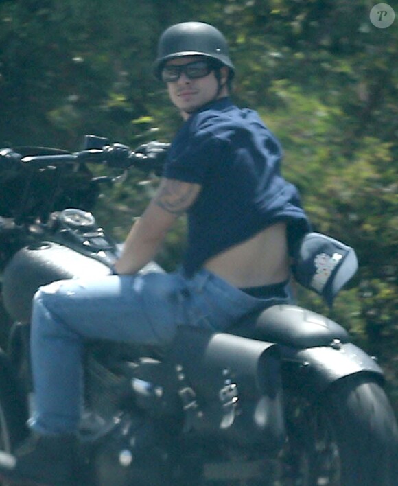 Exclusif - Casper Smart quitte le domicile de Jennifer Lopez sur sa moto à Los Angeles. Le 6 juin 2014