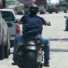 Exclusif - Casper Smart quitte le domicile de Jennifer Lopez sur sa moto à Los Angeles. Le 6 juin 2014