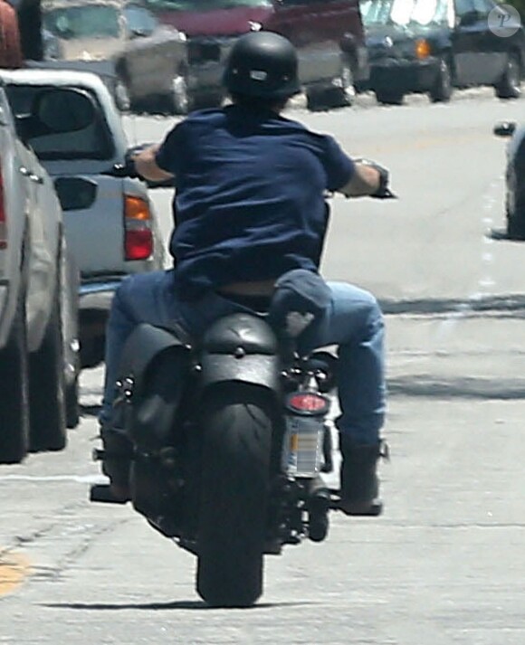 Exclusif - Casper Smart quitte le domicile de Jennifer Lopez sur sa moto à Los Angeles. Le 6 juin 2014