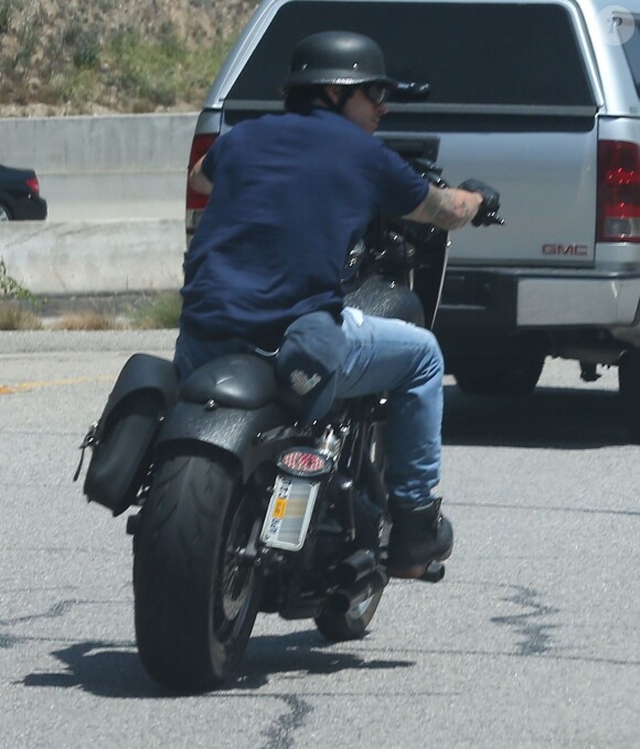 Exclusif - Casper Smart quitte le domicile de Jennifer Lopez sur sa moto à Los Angeles. Le 6 juin 2014