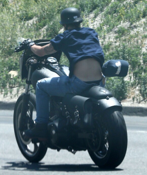 Exclusif - Casper Smart quitte le domicile de Jennifer Lopez sur sa moto à Los Angeles. Le 6 juin 2014