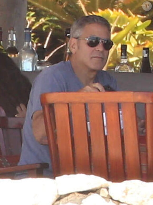 Exclusif - George Clooney en vacances à Cabo san Lucas le 11 avril 2014.