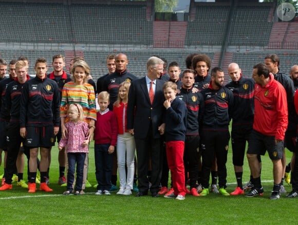 Le roi Philippe de Belgique et la reine Mathilde ainsi que leurs quatre enfants ont posé pour des photos de groupe lors de leur visite aux Diables rouges, l'équipe nationale de football, au Stade Roi Baudouin le 8 juin 2014 pour leur dernier entraînement avant leur départ pour la Coupe du monde au Brésil.