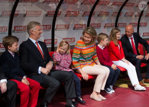 Un staff royal sur le banc de touche ! Le roi Philippe de Belgique et la reine Mathilde ainsi que leurs quatre enfants ont rendu visite aux Diables rouges, l'équipe nationale de football, au Stade Roi Baudouin le 8 juin 2014 pour leur dernier entraînement avant de s'envoler pour la Coupe du monde au Brésil.