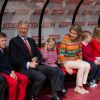 Un staff royal sur le banc de touche ! Le roi Philippe de Belgique et la reine Mathilde ainsi que leurs quatre enfants ont rendu visite aux Diables rouges, l'équipe nationale de football, au Stade Roi Baudouin le 8 juin 2014 pour leur dernier entraînement avant de s'envoler pour la Coupe du monde au Brésil.
