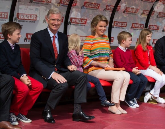 Un staff royal sur le banc de touche ! Le roi Philippe de Belgique et la reine Mathilde ainsi que leurs quatre enfants ont rendu visite aux Diables rouges, l'équipe nationale de football, au Stade Roi Baudouin le 8 juin 2014 pour leur dernier entraînement avant de s'envoler pour la Coupe du monde au Brésil.