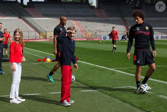 Les enfants du couple royal ont notamment pu taper dans le ballon avec le milieu de terrain Axel Witsel. Le roi Philippe de Belgique et la reine Mathilde ainsi que leurs quatre enfants ont rendu visite aux Diables rouges, l'équipe nationale de football, au Stade Roi Baudouin le 8 juin 2014 pour leur dernier entraînement avant de s'envoler pour la Coupe du monde au Brésil.
