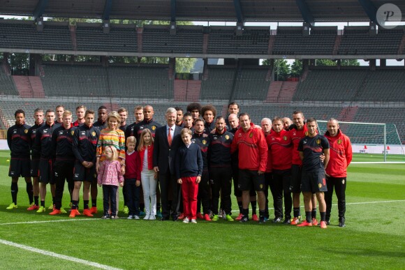 Le roi Philippe de Belgique et la reine Mathilde ainsi que leurs quatre enfants ont posé pour des photos de groupe lors de leur visite aux Diables rouges, l'équipe nationale de football, au Stade Roi Baudouin le 8 juin 2014 pour leur dernier entraînement avant leur départ pour la Coupe du monde au Brésil.
