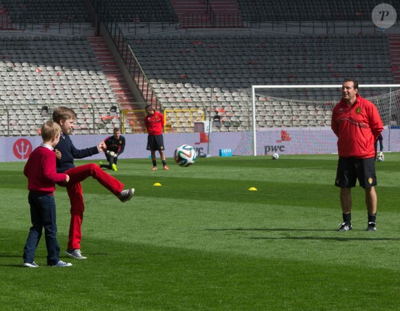 Le roi Philippe de Belgique et la reine Mathilde ainsi que leurs quatre enfants ont rendu visite aux Diables rouges, l'équipe nationale de football, au Stade Roi Baudouin le 8 juin 2014 pour leur dernier entraînement avant de s'envoler pour la Coupe du monde au Brésil.