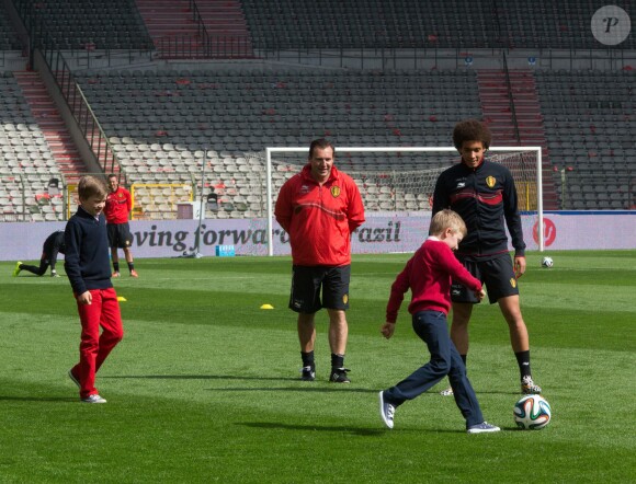 Les enfants du couple royal ont notamment pu taper dans le ballon avec le milieu de terrain Axel Witsel. Le roi Philippe de Belgique et la reine Mathilde ainsi que leurs quatre enfants ont rendu visite aux Diables rouges, l'équipe nationale de football, au Stade Roi Baudouin le 8 juin 2014 pour leur dernier entraînement avant de s'envoler pour la Coupe du monde au Brésil.