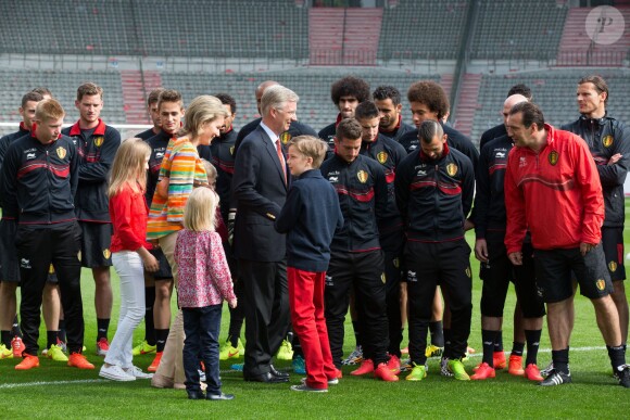 Le roi Philippe de Belgique et la reine Mathilde ainsi que leurs quatre enfants ont posé pour des photos de groupe lors de leur visite aux Diables rouges, l'équipe nationale de football, au Stade Roi Baudouin le 8 juin 2014 pour leur dernier entraînement avant leur départ pour la Coupe du monde au Brésil.