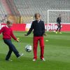 Le roi Philippe de Belgique et la reine Mathilde ainsi que leurs quatre enfants ont rendu visite aux Diables rouges, l'équipe nationale de football, au Stade Roi Baudouin le 8 juin 2014 pour leur dernier entraînement avant de s'envoler pour la Coupe du monde au Brésil.