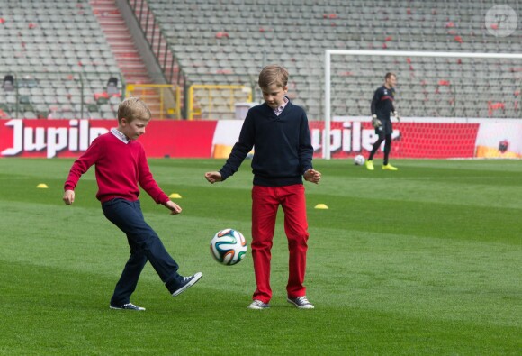 Le roi Philippe de Belgique et la reine Mathilde ainsi que leurs quatre enfants ont rendu visite aux Diables rouges, l'équipe nationale de football, au Stade Roi Baudouin le 8 juin 2014 pour leur dernier entraînement avant de s'envoler pour la Coupe du monde au Brésil.