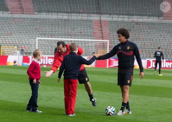 Les enfants du couple royal ont notamment pu taper dans le ballon avec le milieu de terrain Axel Witsel. Le roi Philippe de Belgique et la reine Mathilde ainsi que leurs quatre enfants ont rendu visite aux Diables rouges, l'équipe nationale de football, au Stade Roi Baudouin le 8 juin 2014 pour leur dernier entraînement avant de s'envoler pour la Coupe du monde au Brésil.