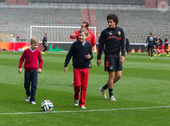 Les enfants du couple royal ont notamment pu taper dans le ballon avec le milieu de terrain Axel Witsel. Le roi Philippe de Belgique et la reine Mathilde ainsi que leurs quatre enfants ont rendu visite aux Diables rouges, l'équipe nationale de football, au Stade Roi Baudouin le 8 juin 2014 pour leur dernier entraînement avant de s'envoler pour la Coupe du monde au Brésil.