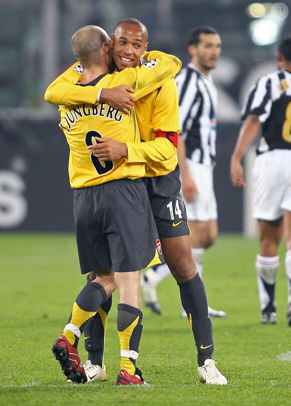 Freddie Ljungberg et Thierry Henry après le match de Ligue des champions entre la Juventus de Turin et Arsenal à Turin, le 5 avril 2006